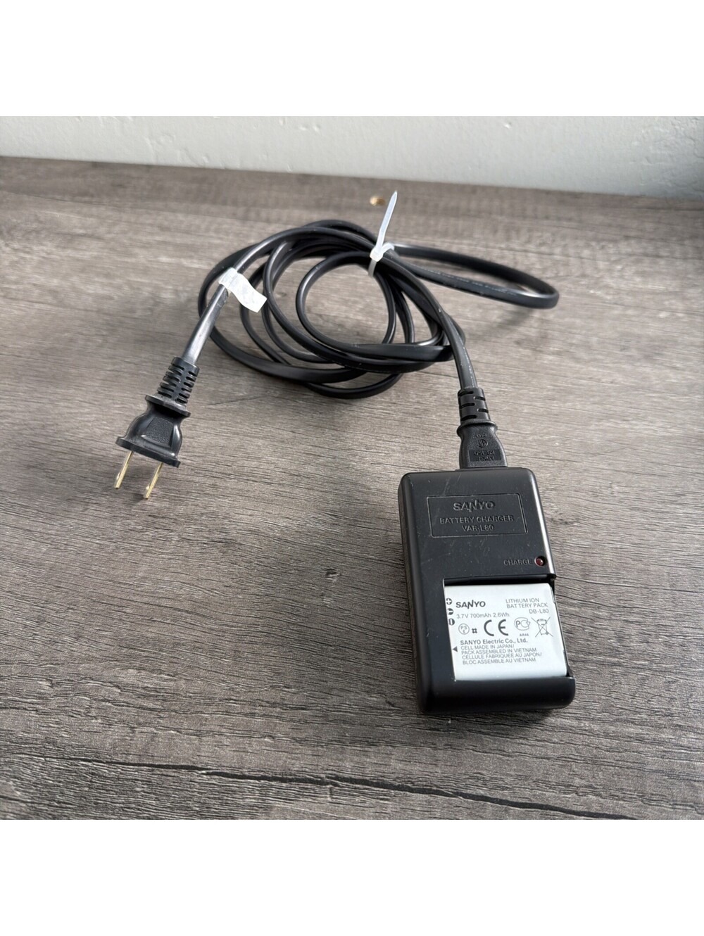 Genuine Sanyo VAR-L80 Battery Charger With Genuine DB-L80 Battery